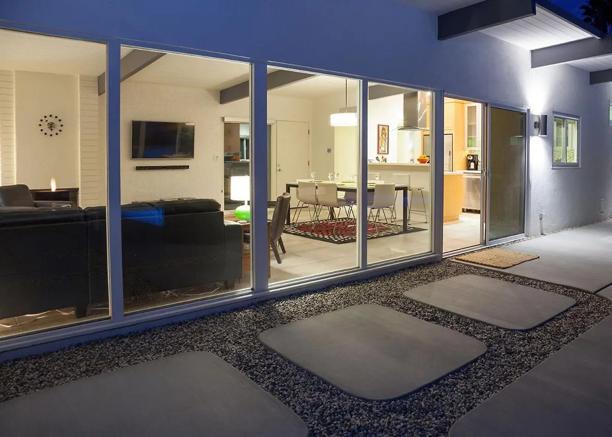 Simply Alexander - 3 Bedroom Palm Springs Holiday home